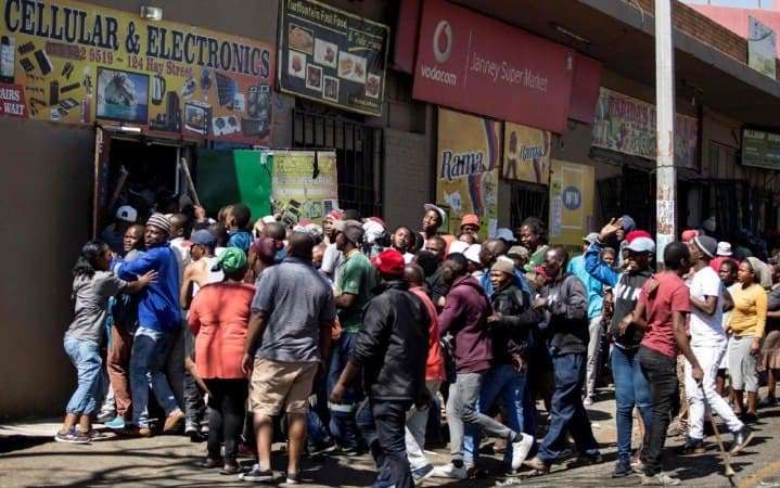 दक्षिण अफ्रीका में दंगा: प्रवासी भारतीयों की दुकानों और घरों को लूट रहे उपद्रवी, जानिए क्यों 